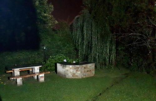 Chale de Madeira - Lareira e Fogueira---lindo gramado com mesa para café da manhã, churrasqueira e fogueira - Foto 36