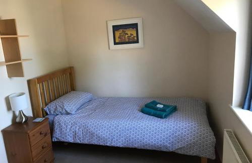 Lymington Courtyard: 4-Bed Modern Cottage Charm - Photo 14