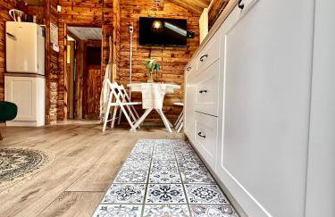 Urocza chatka w lesie nad wodą - Foto 4