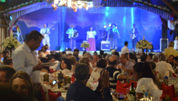 Disfrutando de la cena con espectáculo