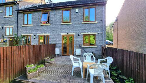 3 Bedroom Spacious Modern Comfortable Home in Rochdale, Work, Relax, Explore Manchester, Oldham, Bury - Foto 4, Garden, Garden view