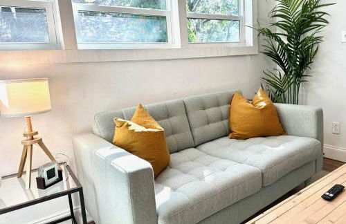 Treehouse is a Quaint 2 BR in an Up-and-Coming Part of Town, Pet Friendly with Fenced Yard and lounge area that is Close to Downtown Tampa - Foto 30