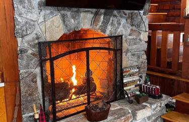 Cozy Log Cabin- W Fireplace - Foto 9