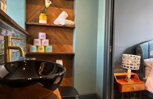 Stylish Retro Hotel Room above Pub - Foto 12