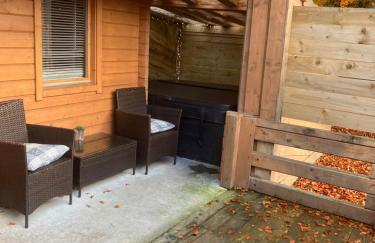 Log Cabin in the City with hot tub - Photo 13