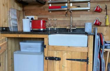 The Shepherd's Hut with cozy logburner - Foto 62