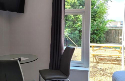 4 Bedroom 4 Bathroom Contractor House with Secure Locks on Each Bedroom Managed by Your Lettings Short Lets & Serviced Accommodation Peterborough including FREE Parking and WiFi - Foto 35