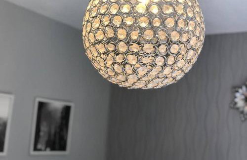 Chic 2 Bed Apartment with Free Parking- Recently Redecorated, 10 Minutes to City Centre - Foto 11