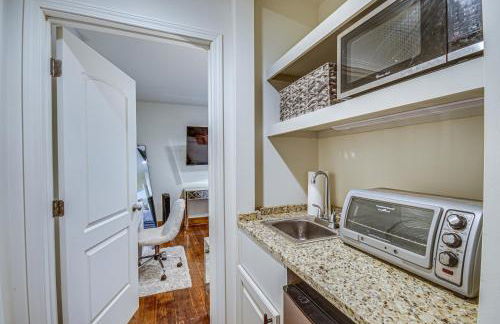 Waterfront Terry Home with 3 Decks and Hot Tub! - Foto 11