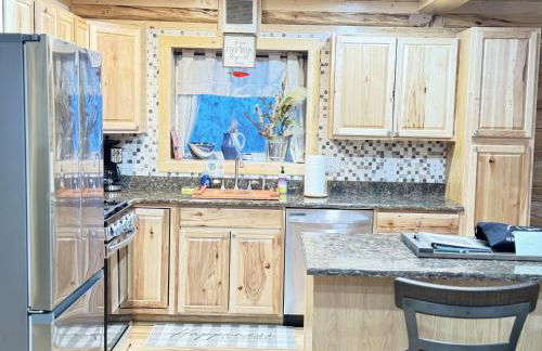 Comfy Caribou Lodge - Photo 18