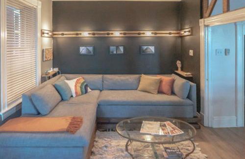 2BR with Workspaces & Deck ABODEbucks - Foto 33