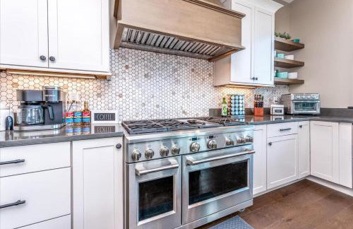 Hot Tub and Scenic Views at The Bailey Lodge - Foto 24