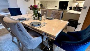 Luxury Pet Friendly 3 Bedroom Home with Copper Bath - Photo 3