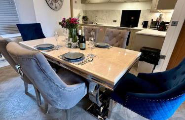 Luxury Pet Friendly 3 Bedroom Home with Copper Bath - Photo 3