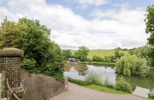 The Tunnel at Bridge Lake Farm and Fishery - Foto 27