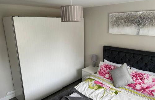 Modern 2BR Flat in Sale - Peaceful Stay in M33 - Great Transport Links - Photo 16