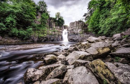 FLORA Luxury Retreat, Private Garden, Views & Hot Tub - Photo 40