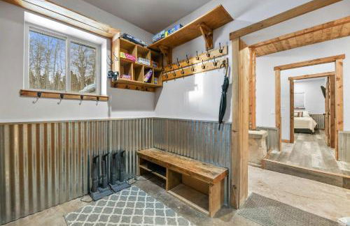 Rustic 5BR Escape with Private Hot Tub 25min to Park City - Foto 27