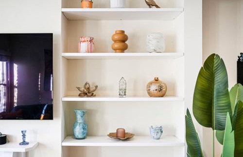 Modern 2BR Apartment for Contractors, Balcony & Fast Wi-Fi, W6 - Foto 32