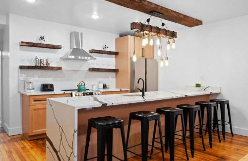 Modern Mountain Escape Sleeps Large Groups - Foto 10