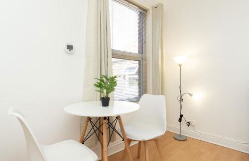 Classy Home near Southampton Airport -Free parking - Foto 8