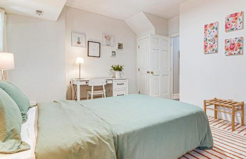 4,100-Sq-Ft Gem with Pool Table and Yard in Raleigh - Foto 24