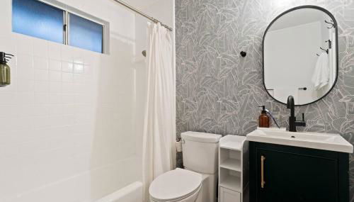 Luxe Treehouse Apt•Walk to Town•King Bed•Sleeps 4 - Foto 5