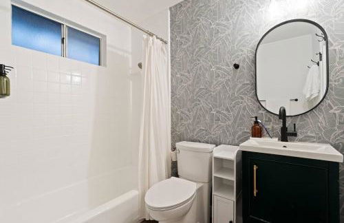 Luxe Treehouse Apt•Walk to Town•King Bed•Sleeps 4 - Foto 5