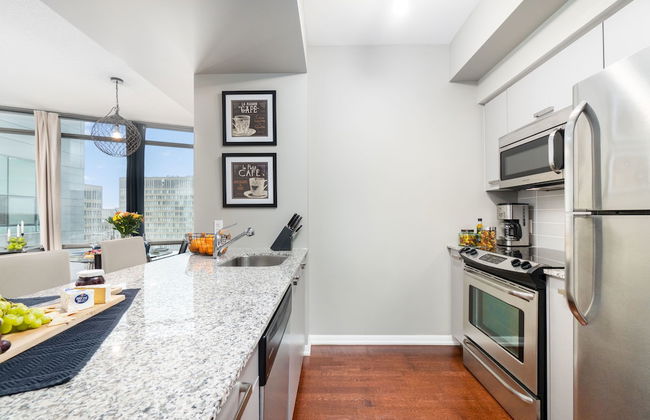 QuickStay - Luxurious 2-Bedroom Condo, Downtown Core - Photo 9