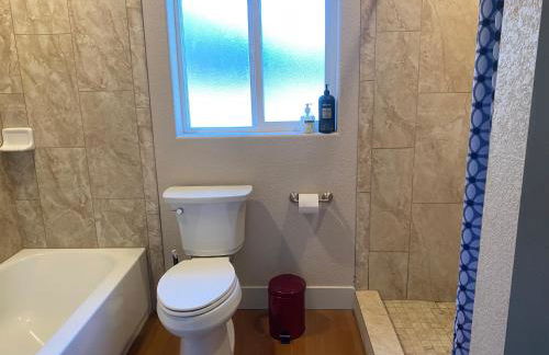 Huge Cozy Home with Many Bedrooms in Ivywild - Foto 59