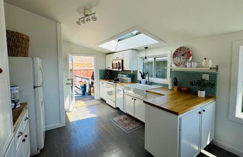 Ocean and Sunset Views - Cliff Side Cottage - Foto 15