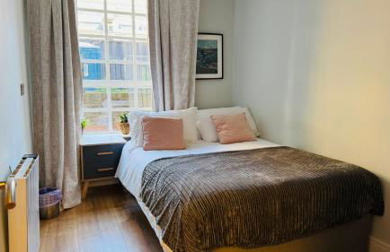 2 beds by Tower Bridge, Walk to Sights & Dining - Photo 2