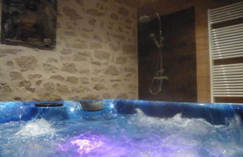 GITE DE MONTAGNE "LE CALOU" AVEC CHEMINEE ET JACUZZI situé à St Laurent-en-Grandvaux - Foto 8