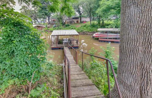 Yard and 15 Boat Slip Waterfront Grove Getaway - Foto 3