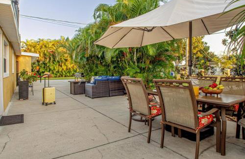 Tropical escape with fire pit near airport & stadium - Foto 12