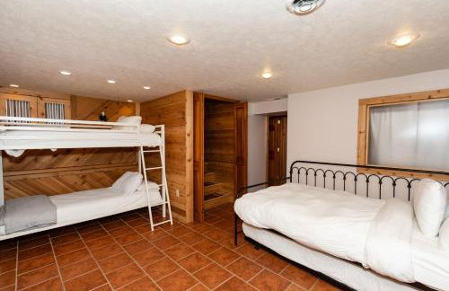 Charming School House with Large Pool - Foto 45