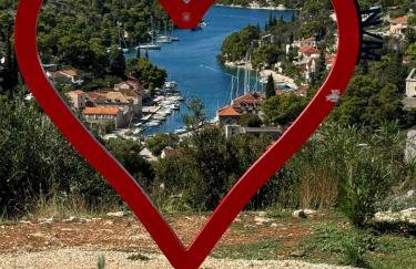 VILLA PHILIPPA - luxurious five-room villa - idyllic location - first row to the sea - spectacular view of the sea bay - unforgettable sunsets - 15 minutes from Supetar ferry port - free parking - private heated pool - Foto 37