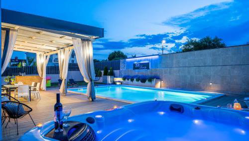 Villa Beauty with heated pool and jacuzzi - Foto 3
