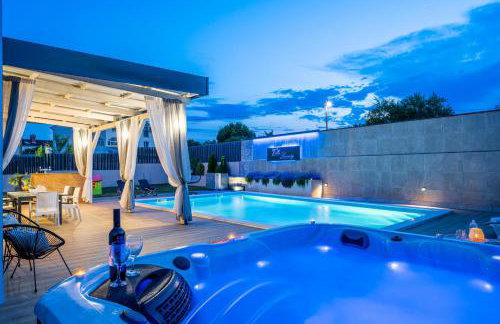 Villa Beauty with heated pool and jacuzzi - Photo 3