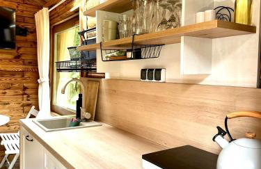 Urocza chatka w lesie nad wodą - Foto 6