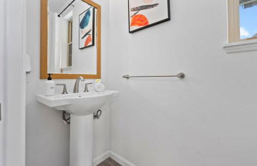 # Marbella Lane-Elegant 3BR Getaway with Superb Views - Foto 18