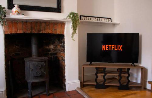 Characterful Cottage - Sleeps 6 - Parking - High Street - Photo 2