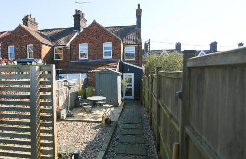 Cosy Dog Friendly Cottage with Woodburner & Garden - Photo 17