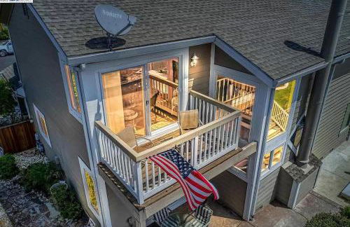 Waterfront Sleeps 6 near Marina with Hot Tub - Foto 21