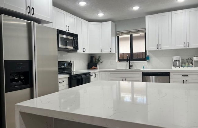 Stunning 3-bed House in Hollywood With hot tub - Photo 7