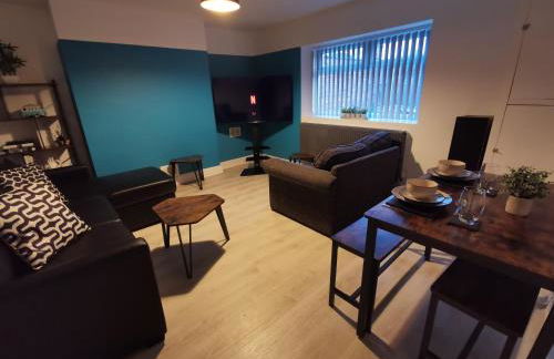 Spacious & comfy 4 bed house, 6 Beds, Free Private Parking & Wifi - Foto 27