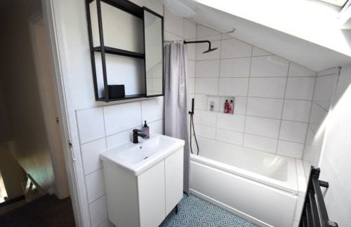 Stylish 1BR Retreat with Garden and Rustic Kitchen - Foto 20