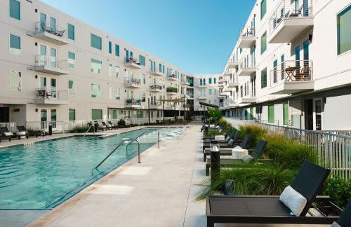 Poolside Luxury 1BR w Private Patio - Photo 52