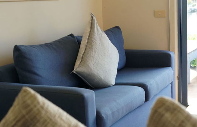 Captains Cove Resort - Waterfront Apartment - Photo 10