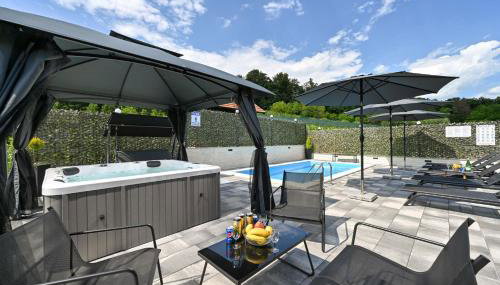 Pool Estate AquaHaven with Sauna & Jacuzzi - Happy Rentals - Photo 3